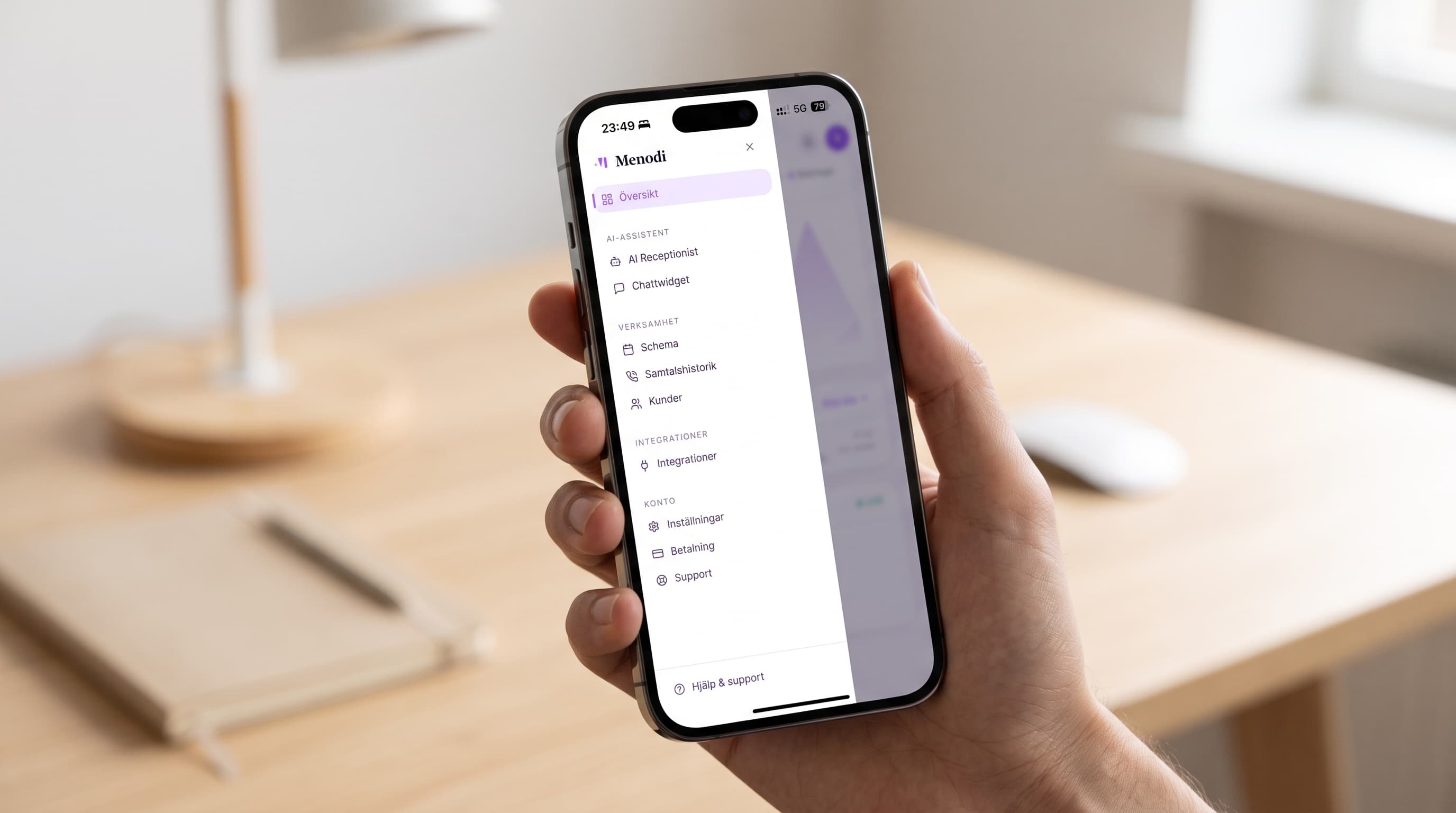 Menodi-appen på en mobil med meny för AI-receptionist, schema, samtalshistorik, kunder och inställningar.